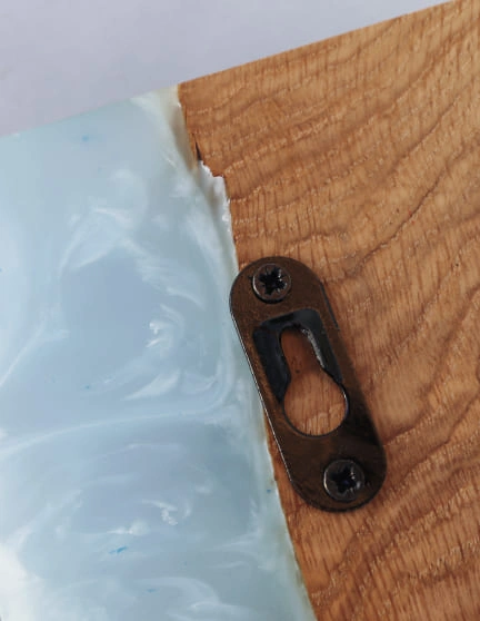 décapsuleur mural bois résine bleu volutes